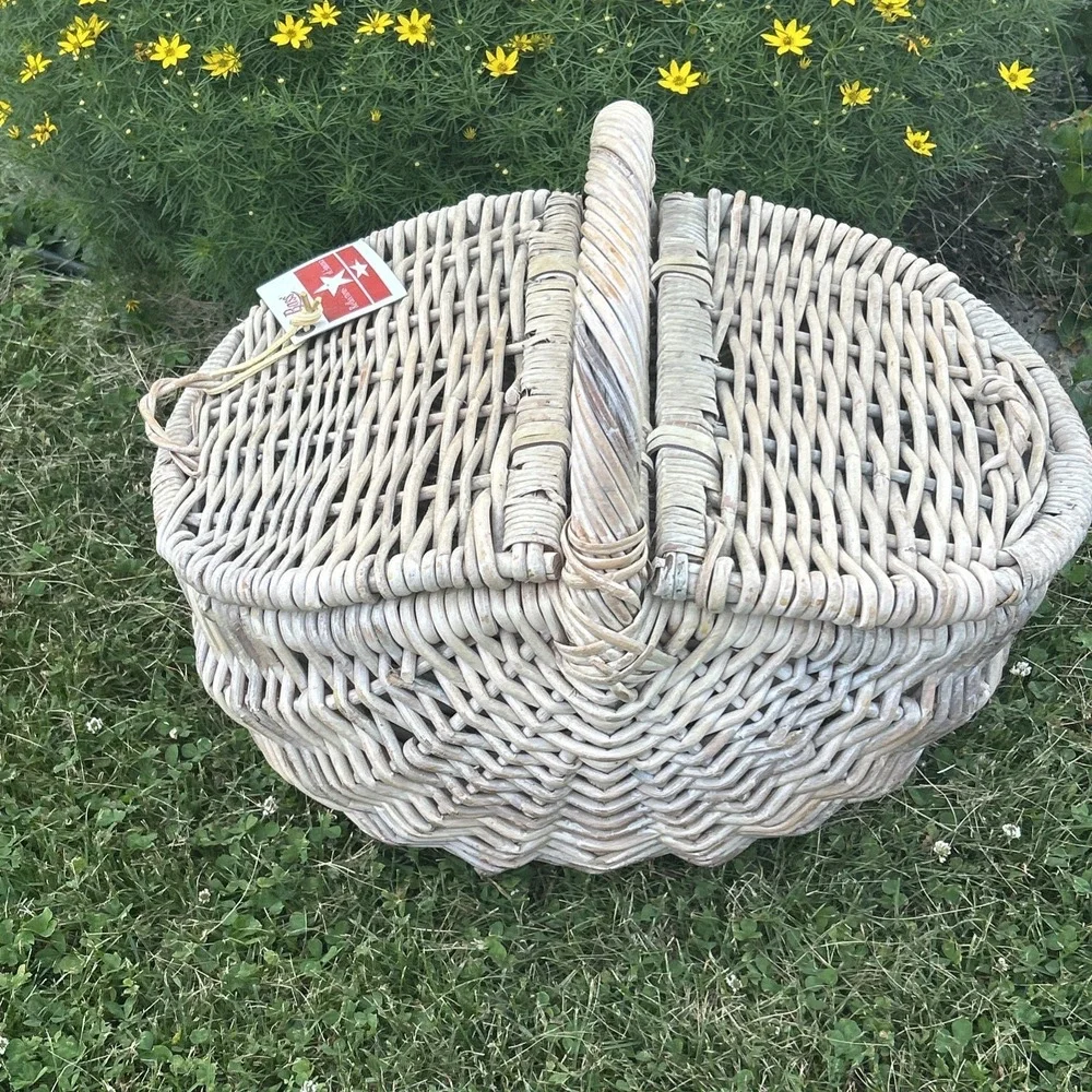 Bass Reflections Of America Picnic Basket - Hand Painted Flowers